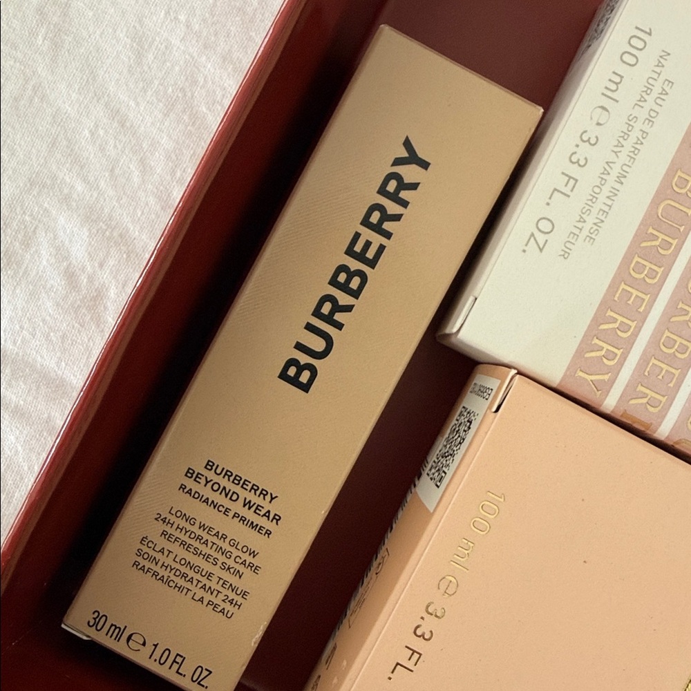Burberry Beauty Collection in Red Box - Picture 3 of 6